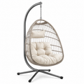 Chaise suspendue en rotin synthétique et acier avec coussins beiges